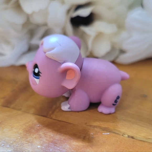 Littlest Pet Shop LPS #1773 Guinea Pig Purple Blue Eyes 2007 - Picture 4 of 10